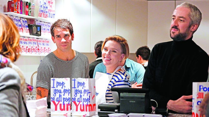 La actriz ayudó a 'despachar' para atraer a la clientela