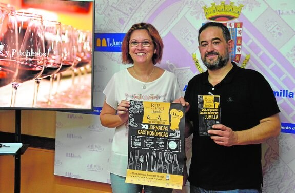 La alcaldesa Juana Guardiola y Sebastián García, ayer 