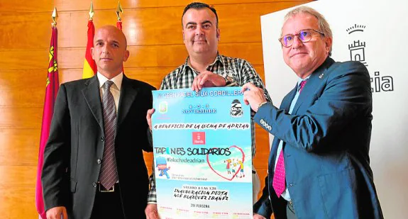 Paco González, Rafa Solís y Coello, con el cartel del torneo.
