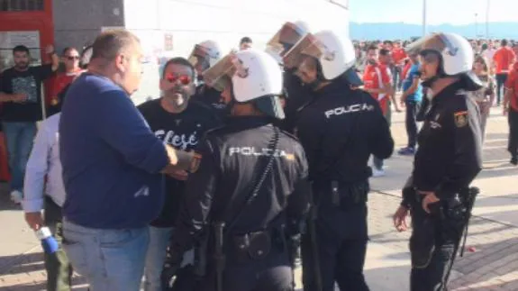 José López es escoltado por agentes de la Policía Nacional. 