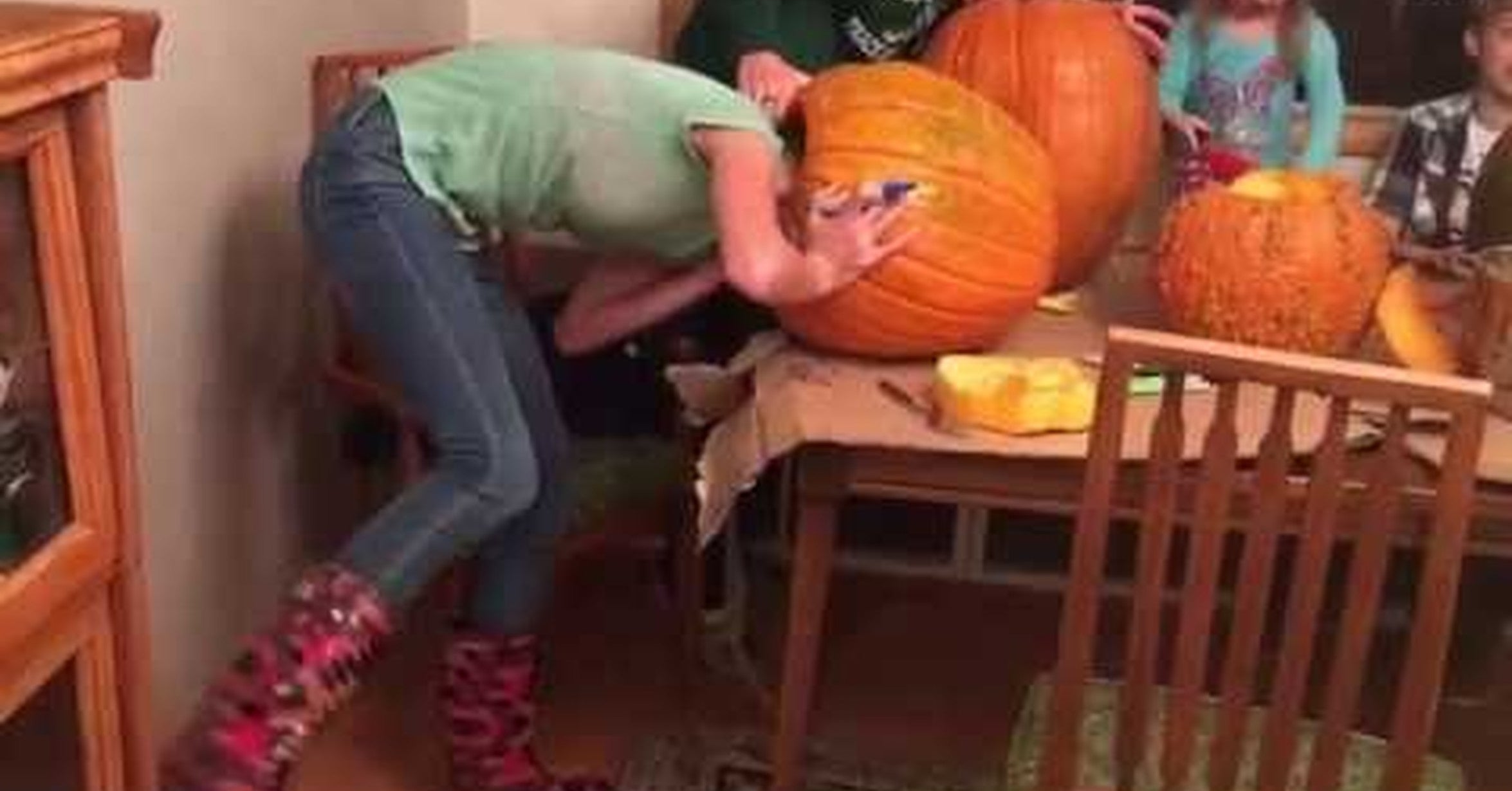 Queda atrapada en el interior de una calabaza de Halloween y se hace viral