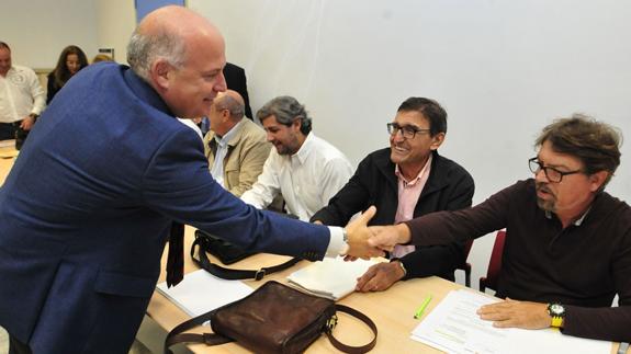 Francisco Agulló, gerente del SMS, saluda a Luis Esparza, secretario de SATSE, ayer en la mesa sectorial. 