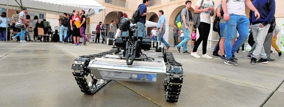 Vehículo desactivador de bombas teledirigido por un alumno, en el patio del Campus de la Muralla del Mar.