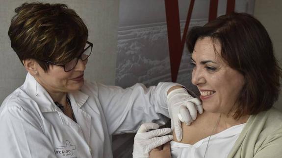Administran la vacuna de la gripe a la consejera Encarna Guillén. 