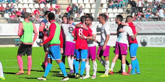 Los jugadores de ambos equipos se saludan al final del encuentro.