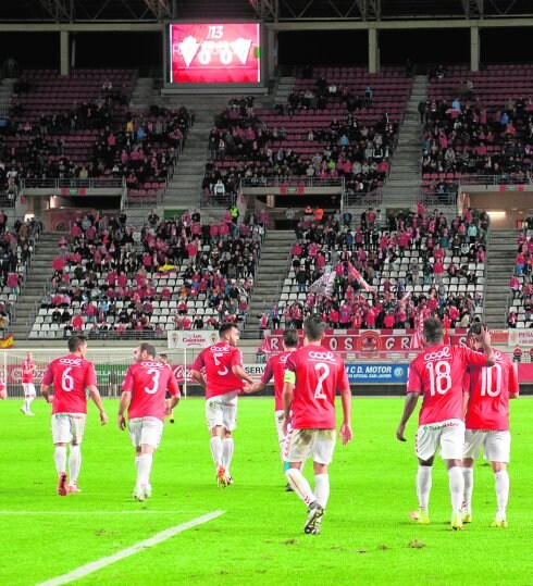 Los jugadores del Murcia celebran el 1-0 de Germán ante el Marbella. 