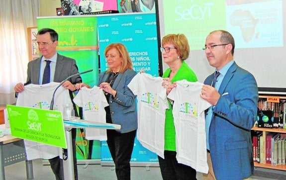 Presentación, ayer, de las camisetas que se pondrán a la venta en la Semana de la Ciencia. 