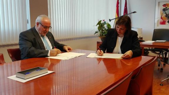 El presidente de la UCAM, José Luis Mendoza, y la consejera de Sanidad, Encarna Guillén, rubrican el convenio.