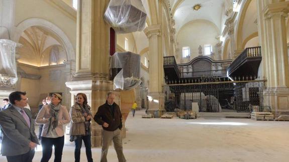 Noelia Arroyo, consejera de Cultura (2ª i.), en la Colegiata San Patricio de Lorca, este martes. 