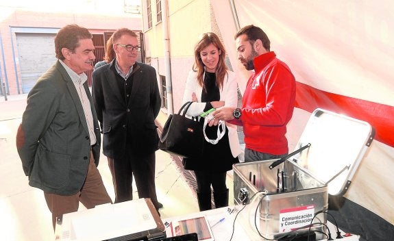 La responsable de Comunicación de PcComponentes, Ester Sánchez-Valverde, y el presidente autonómico de Cruz Roja en la Región, Faustino Herrero, tras la firma del convenio. 