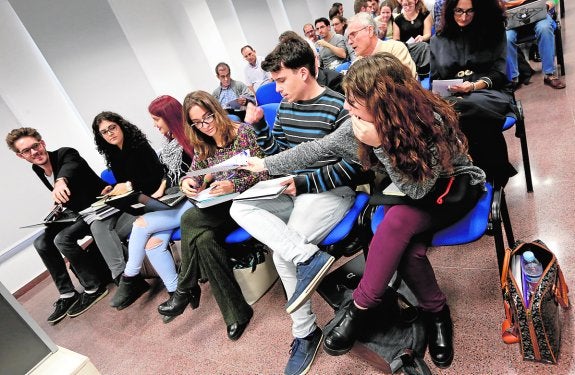 Representantes de alumnos, ayer en la Junta de la Facultad de Medicina.