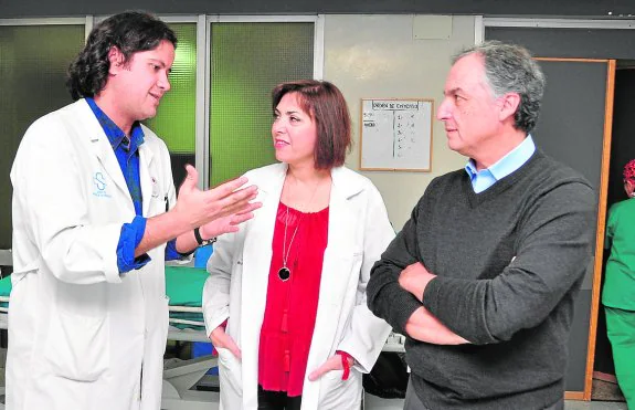 César Salcedo (izquierda) e Ignacio Ginebreda explican el desarrollo de la operación a la consejera de Sanidad, Encarna Guillén, la pasada semana en La Arrixaca.