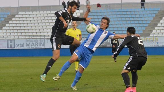 Chumbi intenta controlar el balón ante dos defensores de la Balompédica Linense. 