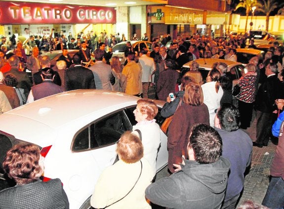 Concentración de fieles frente al Teatro Circo, el sábado. 