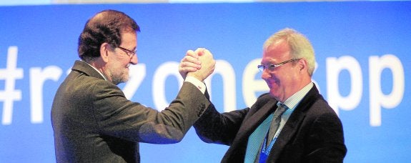 Mariano Rajoy y Ramón Luis Valcárcel, en la convención regional del PP en 2013. 