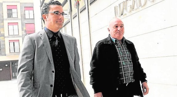 Valentín Sánchez (derecha), junto al letrado Raúl Pardo-Geijo. 