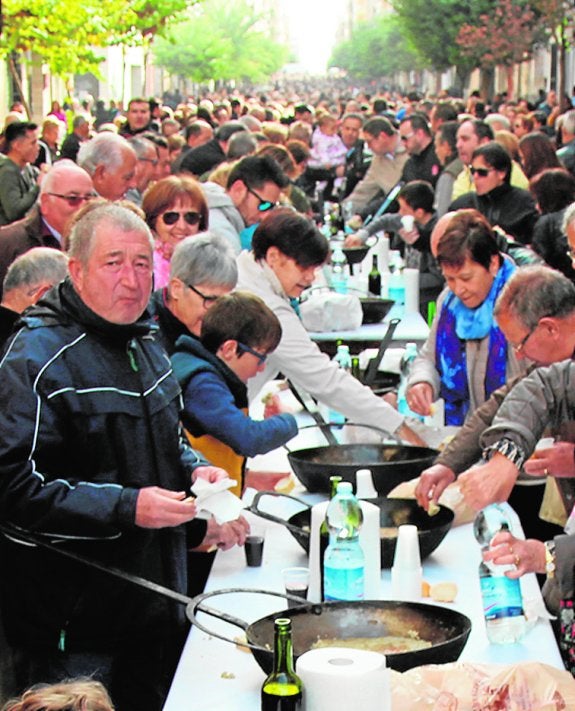 Cientos de personas en la preparación de las gachasmigas. 