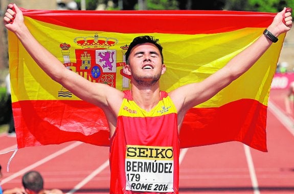 Manuel Bermúdez celebra la medalla de plata lograda en Roma. 