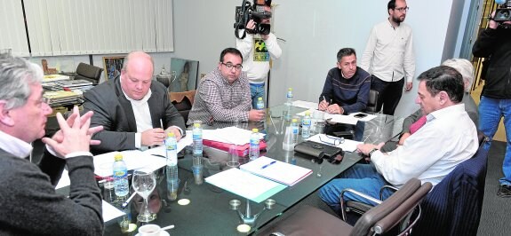 El Consejo de ayer. En la imagen, sentados, Abarca, Settels, Miguel Martínez, Víctor Alonso, Juan Guillamón y Romeo Cotorruelo.