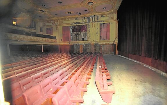 Interior de la sala del Cine Central, en una imagen tomada a través de una ventana hace tres años.