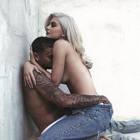 Kylie Jenner posa en topless con Tyga por el cumpleaños del rapero