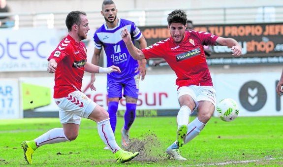 Germán remata en la jugada del 1-0; junto a él, el ciezano Isi.