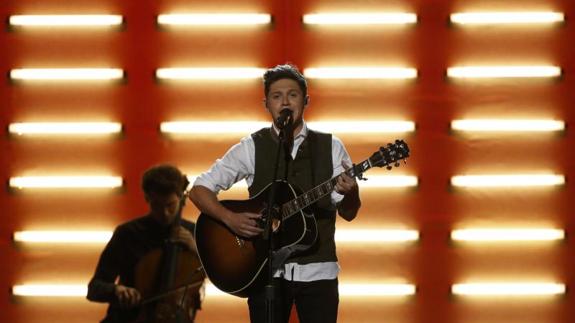 Niall Horan, ex de One Direction, conquista al público de los AMA's con 'This Town'