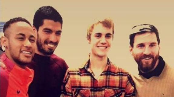 Justin Bieber hace buenas migas con los jugadores del Barça.