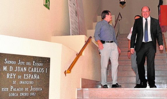 Pedro Antonio Sánchez abandona el juzgado de Lorca el 15 de julio de 2015, tras ser informado de la querella por el Auditorio.