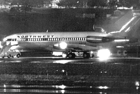  Misterio sin resolver. Dos retratos robot del enigmático Dan Cooper y, sobre estas líneas, el avión Boeing 727 de Northwest secuestrado en el aeropuerto de Seattle. 
