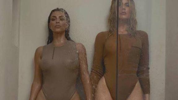 Kim Kardashian se metió en una ducha con Khloe.