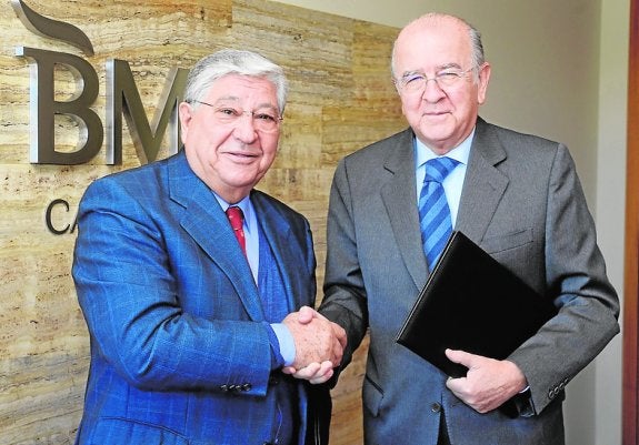 El presidente de AECC, Agustín Navarrete (i), con el presidente de BMN Cajamurcia y de su Fundación, Carlos Egea.