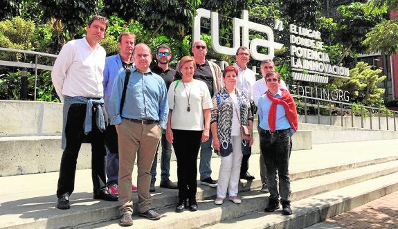 Algunos de los participantes en las jornadas que hoy comienzan, ante la sede de Ruta N en Medellín.