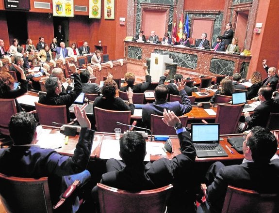 Los diputados, ayer, durante una votación. 
