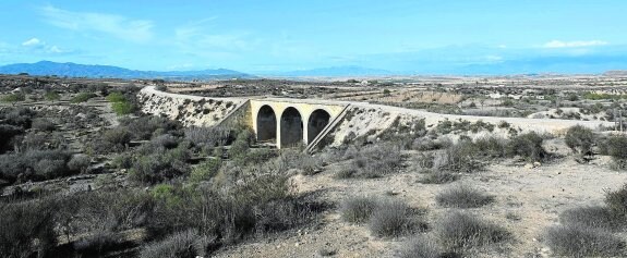Puente de tres ojos de la vía verde que salva la confluencia de varias ramblas que nacen en la sierra del Algarrobo.