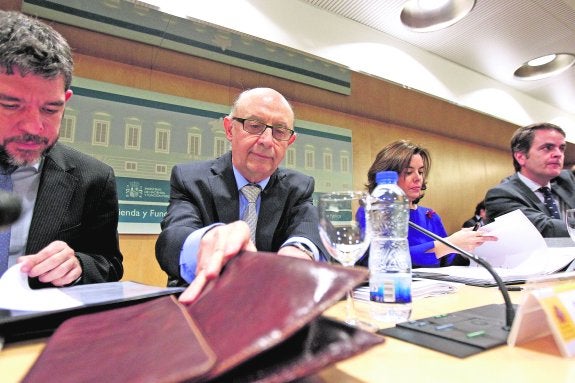 Cristóbal Montoro y Soraya Sáenz de Santamaría, que presidió ayer por vez primera la reunión del Consejo de Política Fiscal.