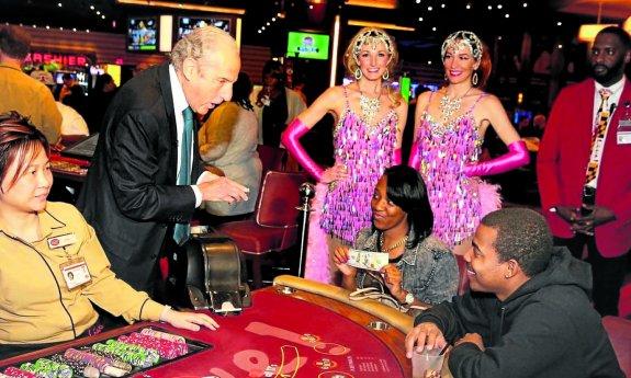 David Cordish, el amigo de Trump, reparte dólares a los jugadores de uno de sus casinos.