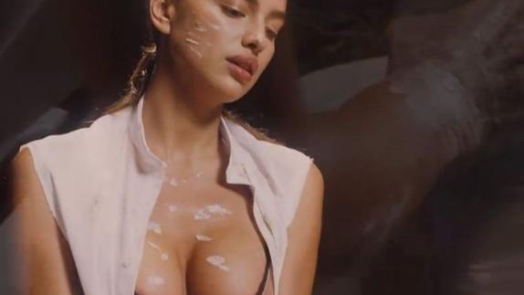 Irina Shayk recreando la famosa escena de la arcilla en 'Ghost'