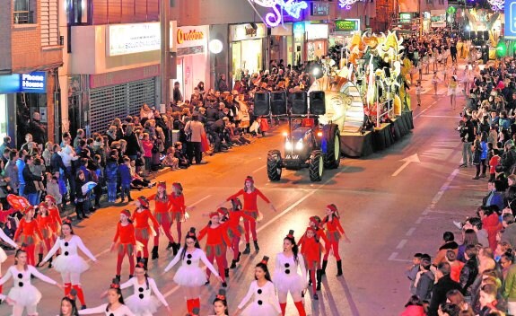 Bailarinas delante y detrás de las carrozas de los Reyes Magos el pasado año a su paso por la avenida de Juan Carlos I.