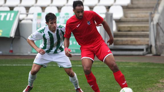 Manu Onwu protege el balón ante un defensa del Córdoba B. 