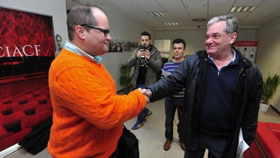 Raúl Moro y Guillermo Martínez-Abarca se saludan tras la reunión del Consejo del Real Murcia. 