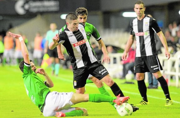 Jesús Álvaro es frenado por un rival en el último partido en casa ante el Villanovense, saldado con empate a uno.