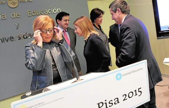 La consejera de Educación, con su equipo, antes de la presentación de PISA 2015.