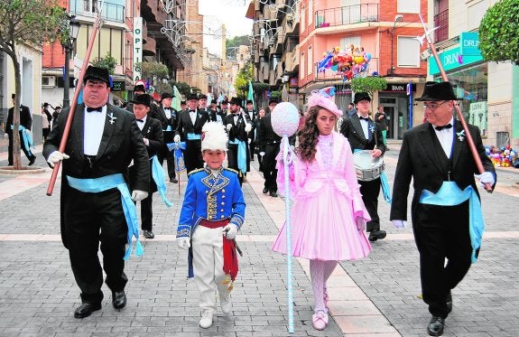 La comitiva con los Pajes del Bastón y la Bandera, escoltados por los Sargentos Alabarderos.