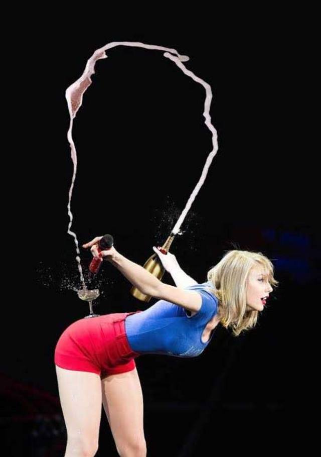 Taylor Swift imitando a Kim Kardashian.