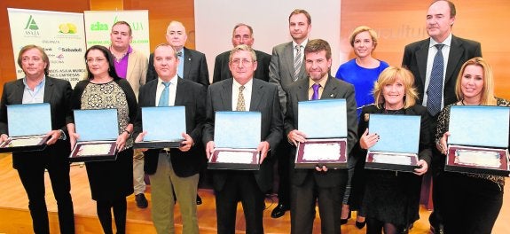 Autoridades y premiados, en la tradicional foto de familia al término de la gala. 