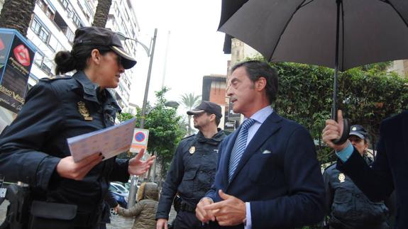 Sánchez-Solís pasea por Murcia acompañado de agentes en la presentación del plan de comercio seguro. 