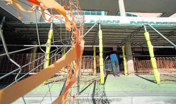 Estado que presenta la fachada principal del Palacio de los Deportes, en Atalayas, con el perímetro lleno de vallas.