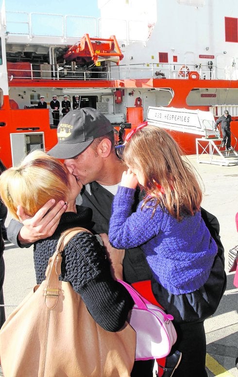 Un tripulante del 'Hespérides' se despide de su hija y esposa. agm