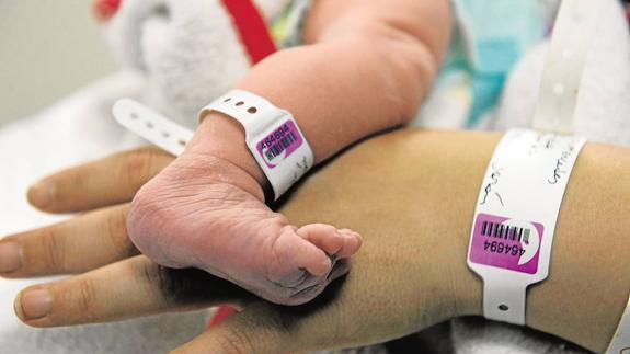 Un recién nacido junto a su madre. 